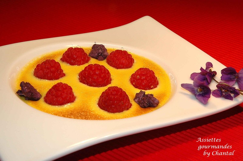 Violette : un dessert de fêtes aux fruits rouges et à la violette 