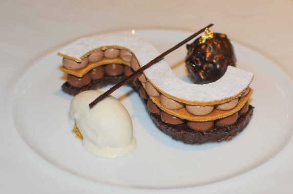 Dessert chocolat: ganache, mousseline légère, croustillant et sorbet à la fève tonka