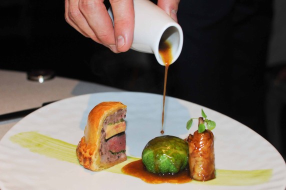 Pigeon de Mme Le Guen en tourte, truffe et foie gras, cuisse confite, embeurrée de chou