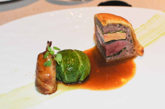 Pigeon de Mme Le Guen en tourte, truffe et foie gras, cuisse confite, embeurrée de chou