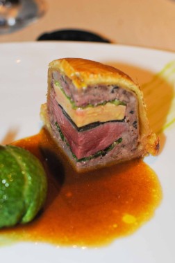 Pigeon de Mme Le Guen en tourte, truffe et foie gras, cuisse confite, embeurrée de chou