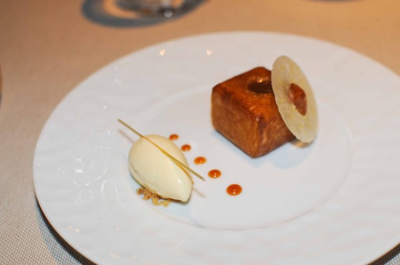 pomme croustillante, caramel à la fleur de sel, glace au miel