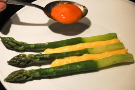 oeuf cru marine au soja, asperges