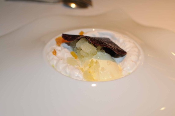 Ecume de noix de coco, granité citron vert, glace au gingembre, Galanga, crème à la coriandre, crème de cacahuète, tuile au riz