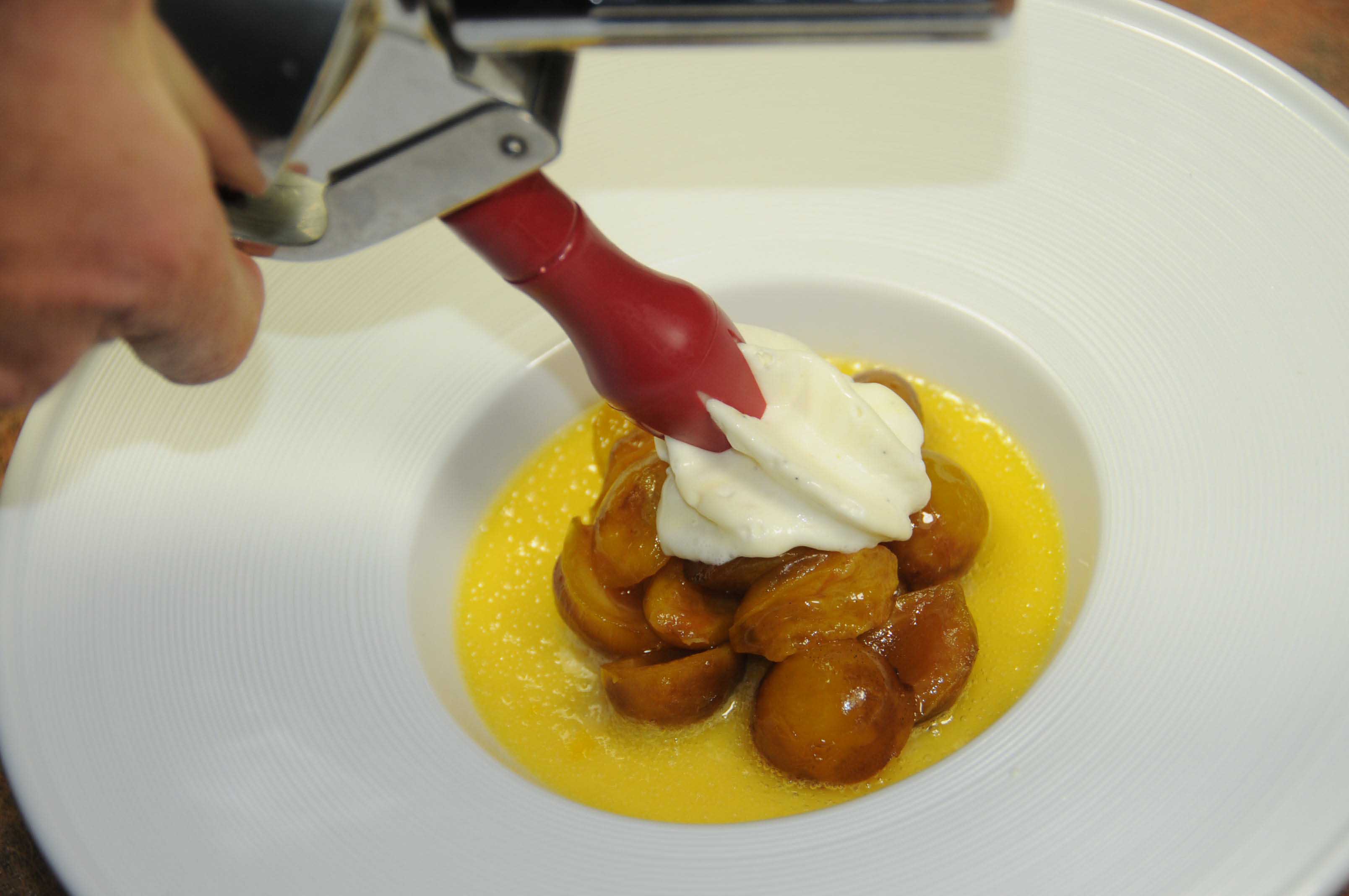 Crème au chocolat blanc, mirabelles poêlées et espuma mascarpone ...