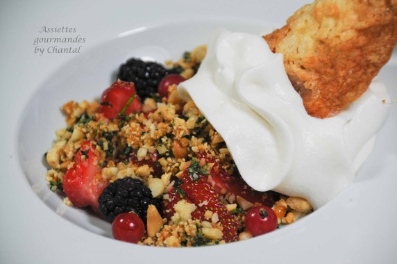 Salade de fraises, crumble menthe et espuma pâte d’amande