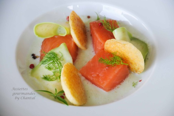 Saumon gravlax, crème de concombre, blinis, une recette de Bernard Bach