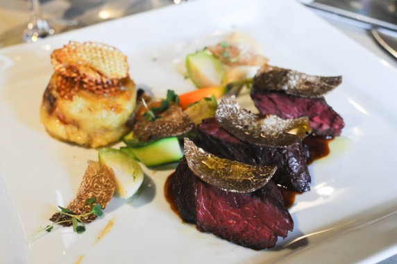 Onglet de Boeuf Charolais« Label Rouge » Cuit à basse Température, Parmentier de Queue de Bœuf Confit au Vin de Madargues, Jus de Cuisson Corsé