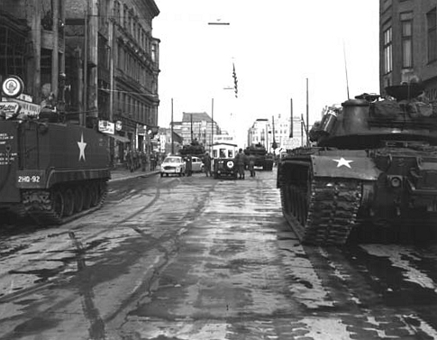Checkpoint_Charlie_1961-10-27