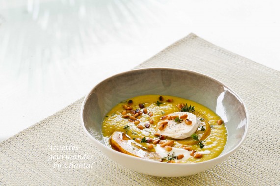 Crème de poireaux, poire grillée, fromage de chèvre et pignons