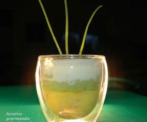 Verrine de tourteau, guacamole et jus mousseux à la citronnelle