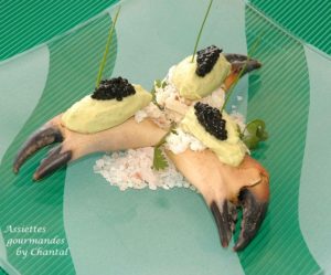 Pinces de tourteau décortiquées, glace à l'avocat et caviar de harengs fumés