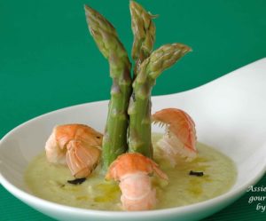 Pointes d'asperges vertes en gaspacho, langoustines et vinaigrette à la truffe