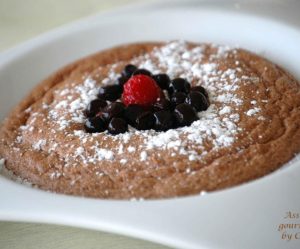 Soupe soufflée au chocolat et aux fruits rouges