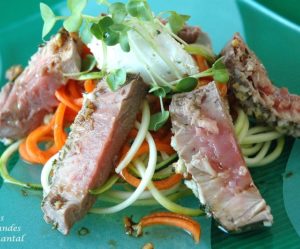 Thon rouge grillé, relevé d'un tartare de chèvre frais/wasabi, méli-mélo de légumes croquants