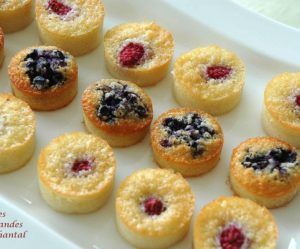 Financiers aux framboises et aux myrtilles