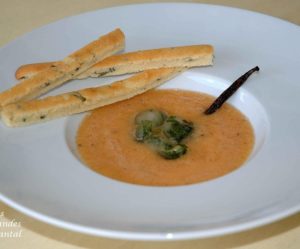 Soupe de melon aux pépites glacées de basilic et gressins de crème d'amande