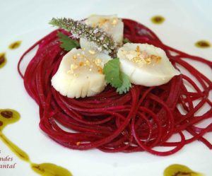 Carpaccio de Saint-Jacques, spaghettis de betterave et vinaigrette pistachée