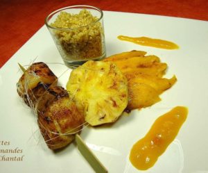Recette de fêtes: brochette de St-Jacques et foie gras aux épices, mangue et ananas caramélisés et caramel de mangue