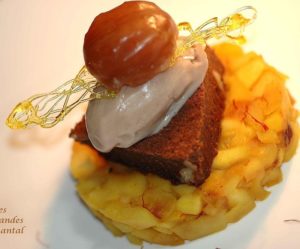 Dessert de Fête: Brownie chocolat marron, poêlée de pommes au safran et marron glacé