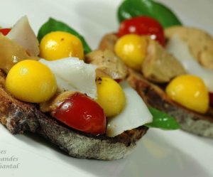 Bruschetta de foie gras cru, flétan fumé et billes de mangue au sirop d'érable