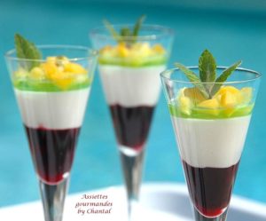 Blanc manger à la noix de coco, gelée à la menthe et fruits exotiques