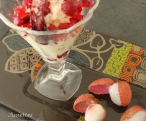 Granité de litchi sur crémeux ivoire et sa gelée d'hibiscus