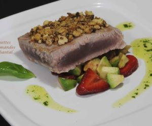 Thon mi-cuit en crumble, fraises et avocat au balsamique