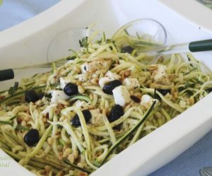 Salade de courgettes, féta et pignons grillés