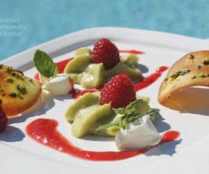 Chantilly d'avocat au coulis de framboises, tuiles pistache citron