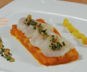 Carpaccio de Saint-Jacques, mousseline de carottes et mangue