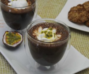 Chocolat chaud au caramel et mousse passion