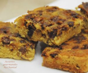 Brownie blanc, zestes d'orange confits et cacahuètes caramélisées