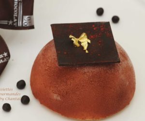 Dôme crème de marron, poires caramélisées et biscuit chocolat