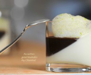 Panna cotta chocolat blanc gingembre, coulis de chocolat et air de combawa