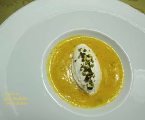 Mousse chocolat blanc, coulis mangue passion gingembre