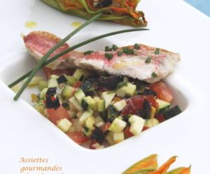 Filet de rouget poêlé, fleur de courgette farcie et vierge de légume