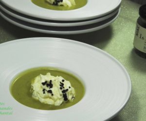 Velouté glacé de courgettes, espuma chèvre et olives noires