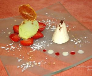 Cône de citron, crème glacée à la pistache sur lit de fraises