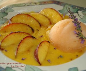 Pêches en sabayon au Grand Marnier et fleurs de lavande