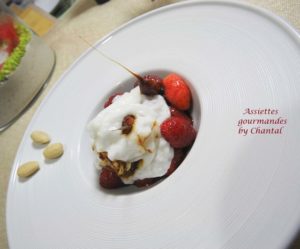 Poêlée de fraises, glace yaourt et espuma orgeat, selon Christophe Aribert