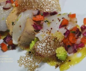 Foie gras et noix de Saint-Jacques marinées, légumes croquants et condiment à l'orange amère