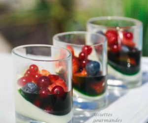 Panna cotta à l'amande amère, fruits rouges et coulis d'estragon