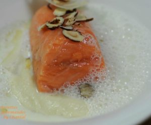 Saumon basse température, purée d'artichaut à la truffe et lait mousseux au Parmesan