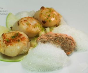 Noix de Saint-Jacques, crème de corail au thon, émulsion wasabi