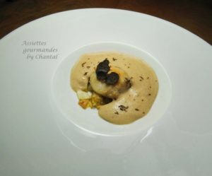 Saint-Jacques, mousse de châtaignes à la truffe, topinambours croustillants