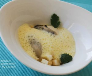 Huîtres pochées, crème de céleri au coco, poire et émulsion curry