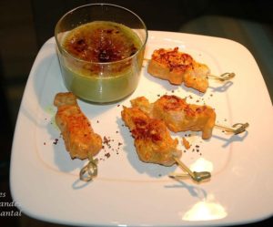 Crème brûlée aux petits pois et curry, et ses mini brochettes tandoori