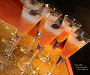 Gelée d'agrumes et de vodka au caviar présentée en verrine