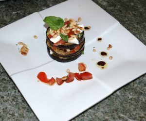 Millefeuille d'aubergine, tomates et mozarella